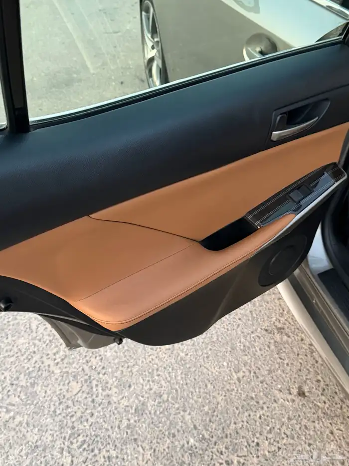 لكزس is350 2017 15