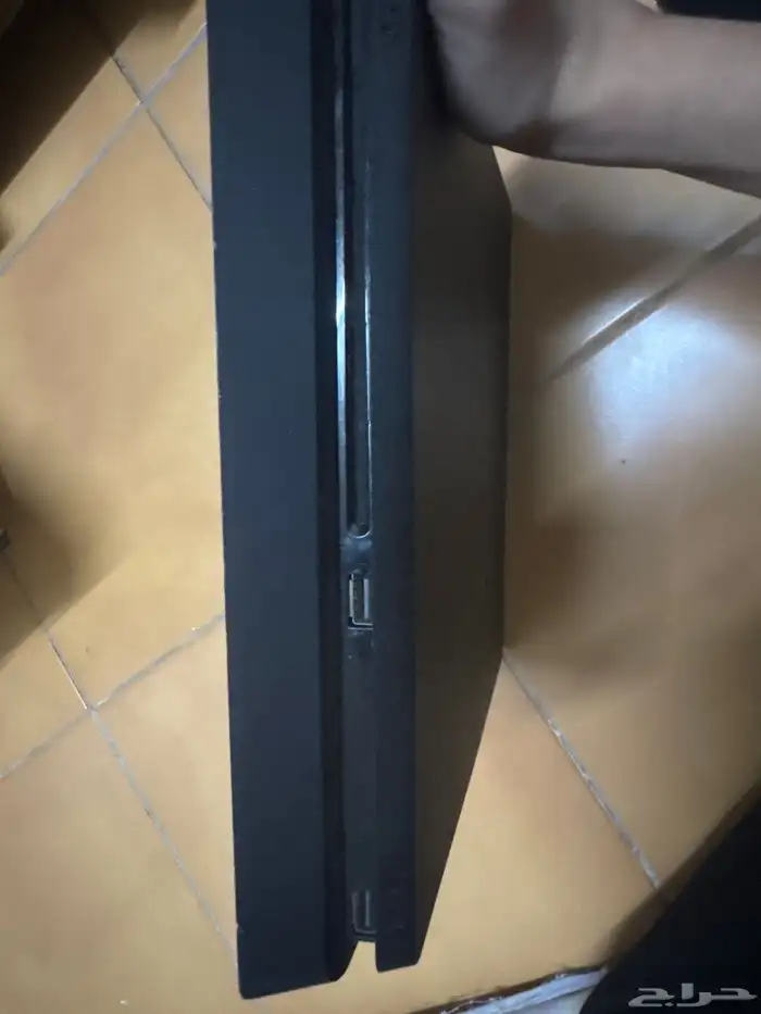 بلاستيشن 4 سلم في حاله كويس السوم 300والحد 450 بدون يد 2