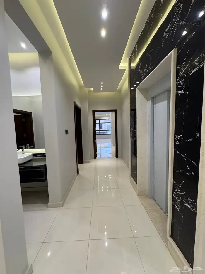 للبيع فيلا مودرن دورين وملحق بحي راقي واصل جميع الخدمات 24