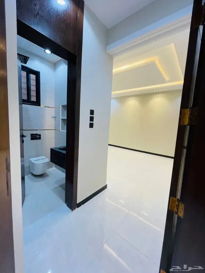 للبيع روف علوي مع ملحق درج خارجي فقط 9 غرف وسط جميع الخدمات 22