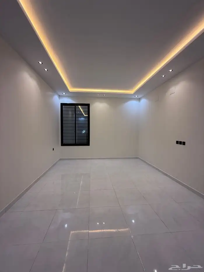 للبيع ارواف علويه بملحق وشقق ارضيه ببايكة سيارة ف حي الراقي 37