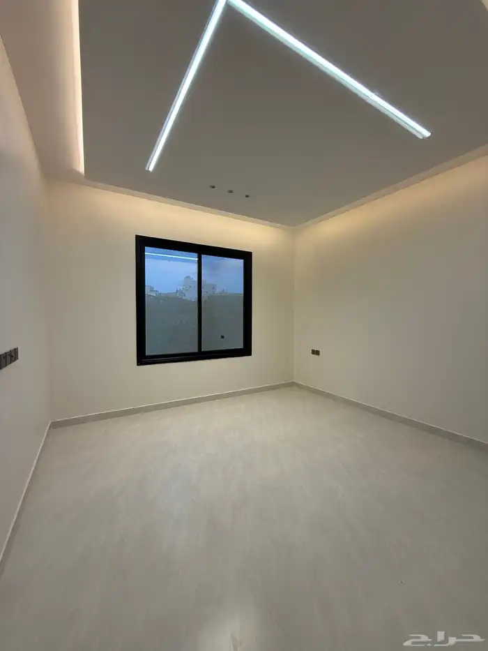 للبيع شقه علويه بمصعد جاهز وسطح خاص ف ابها حي الزهور 18