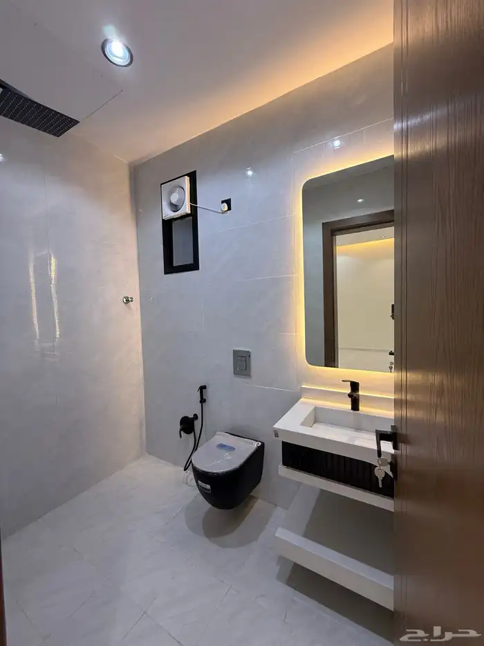 للبيع ارواف علويه بملحق وشقق ارضيه ببايكة سيارة ف حي الراقي 16