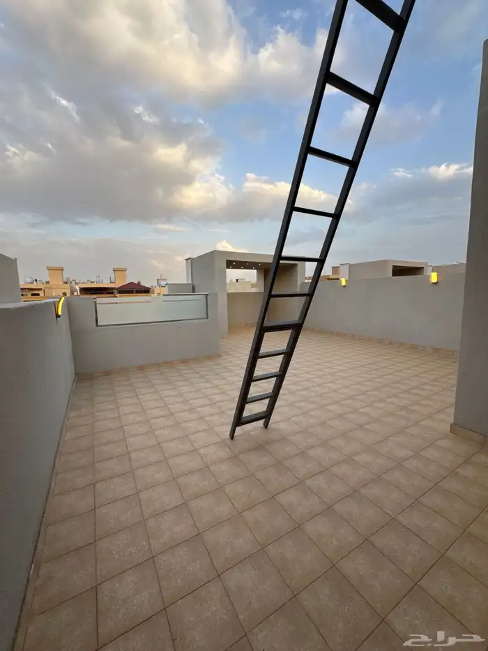 للبيع فيلا مودرن دورين وملحق بحي راقي واصل جميع الخدمات 44