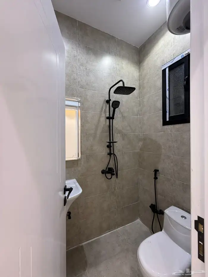 للبيع شقق ارضيه وشقق علويه ف ابها قرطبه مقابل مبني الاذاعه 36