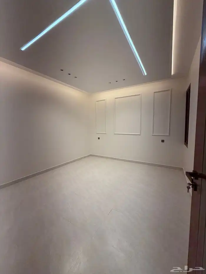 للبيع شقه علويه بمصعد جاهز وسطح خاص ف ابها حي الزهور 9