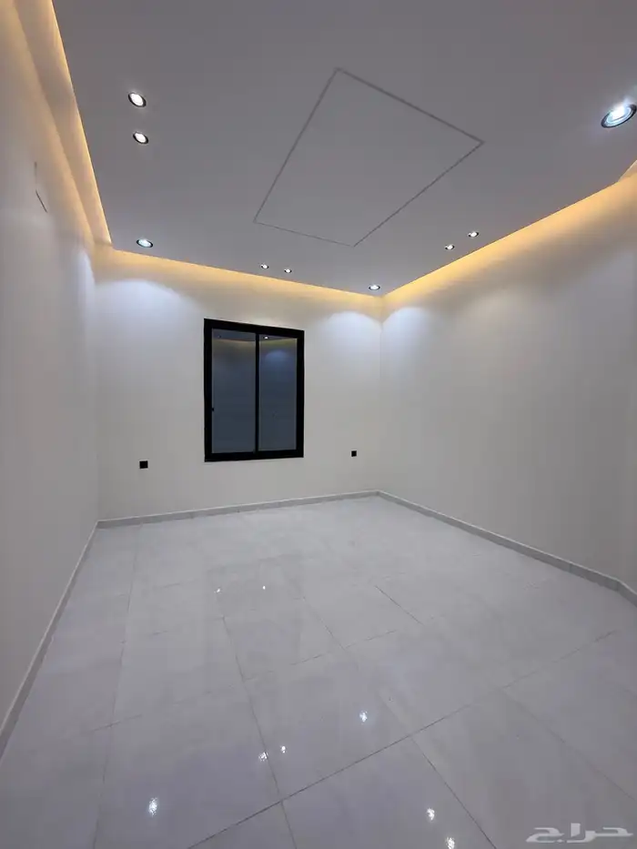 للبيع ارواف علويه بملحق وشقق ارضيه ببايكة سيارة ف حي الراقي 31