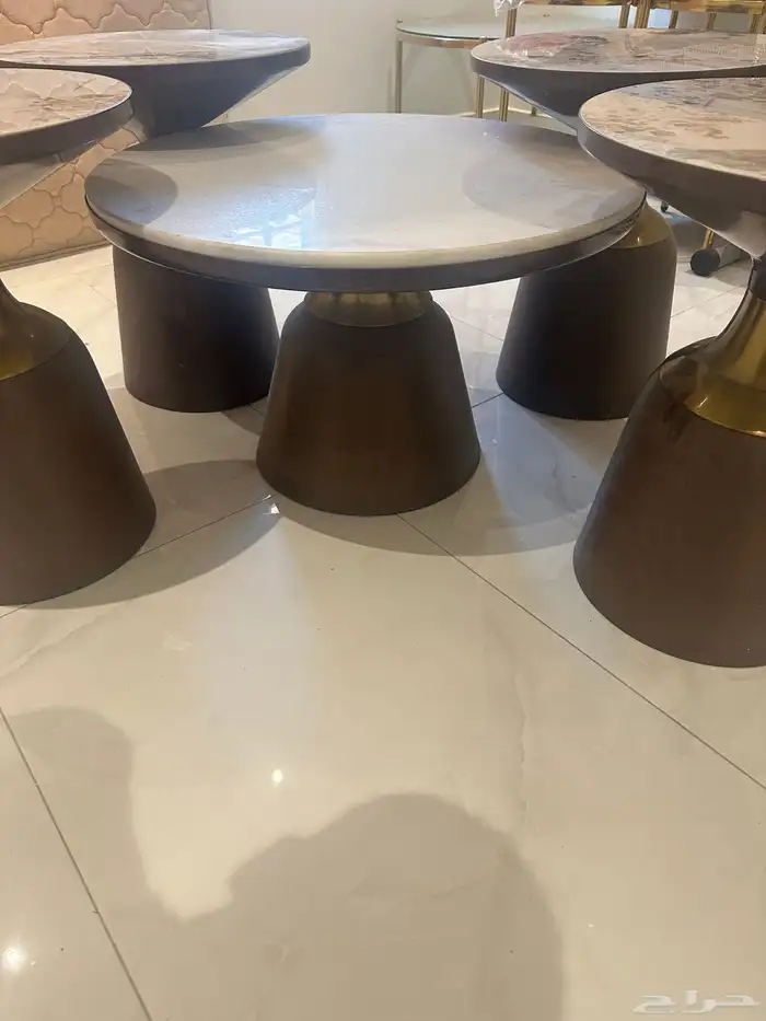 طاولة مع 4 طاولات تقديم اخت الجديدة نظيفة 3