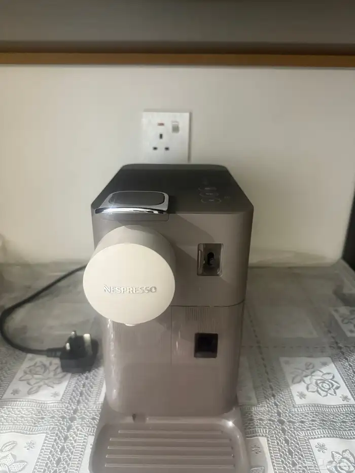 اغراض متنوعه من البيت 16