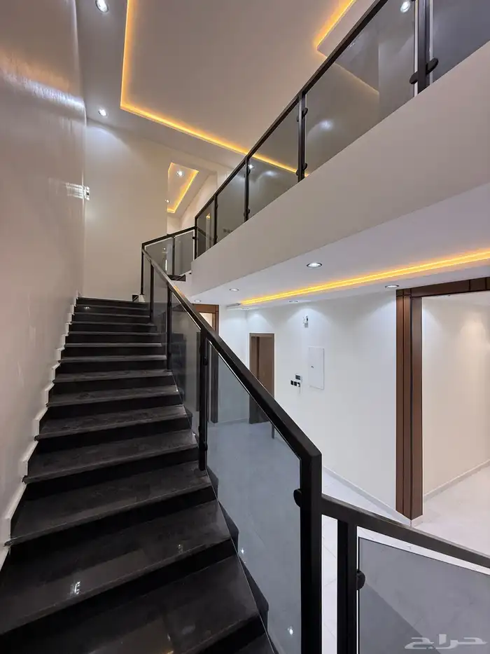 للبيع ارواف علويه بملحق وشقق ارضيه ببايكة سيارة ف حي الراقي 36