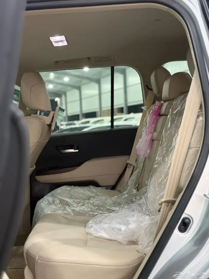 تويوتا لاندكروزر 2024 GXR L4 عداد 34 الف فقط (سعودي) 8