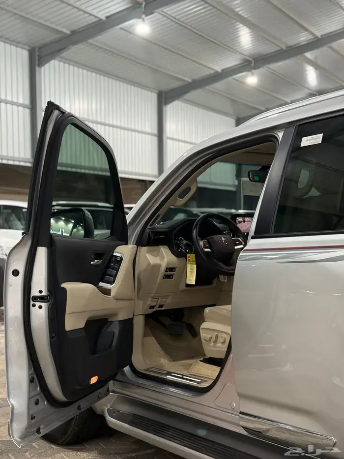 تويوتا لاندكروزر 2024 GXR L4 عداد 34 الف فقط (سعودي) 6