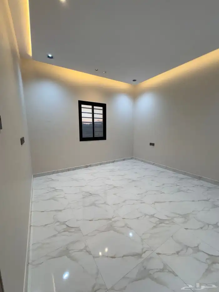 للبيع روف علوى مع ملحق بمدخل سياره مساحه كبيره بالخميس 20