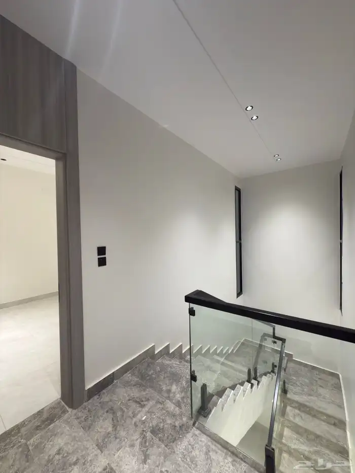 للبيع دور أرضي بتصميم روف 6 غرف خلف أسواق العثيم بالمحالة 22