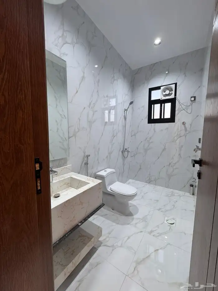 للبيع روف علوى مع ملحق بمدخل سياره مساحه كبيره بالخميس 17