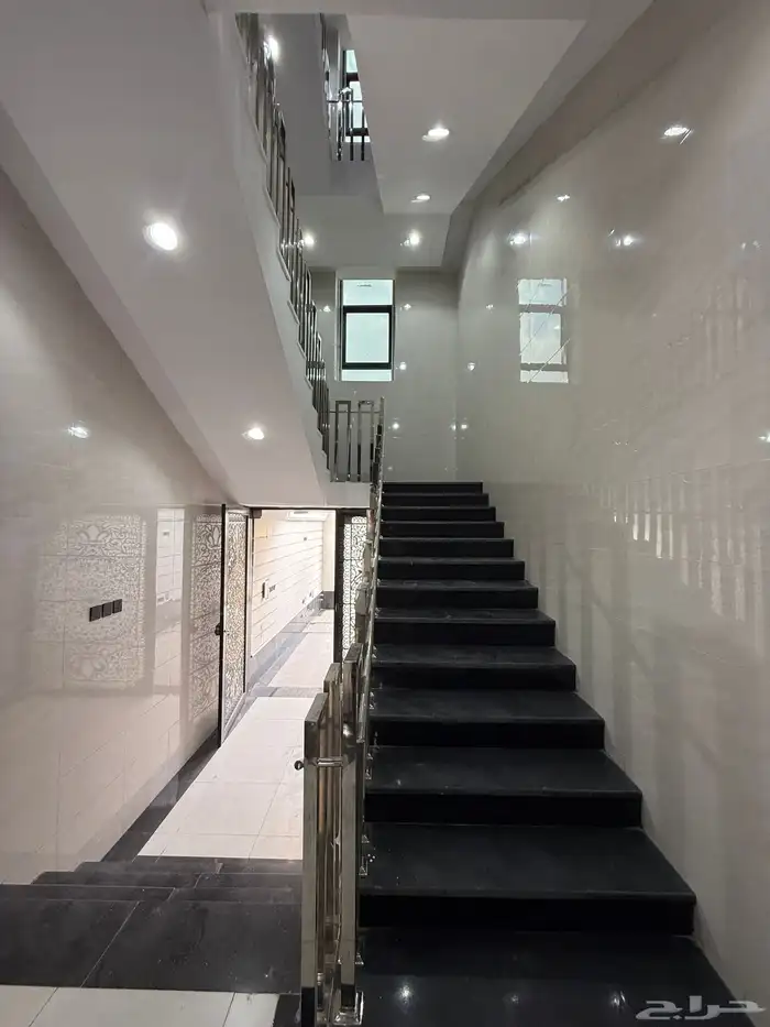 للبيع شقق ارضيه ببايكة سيارة شقق علويه بملحق ابها حي الزهور 21