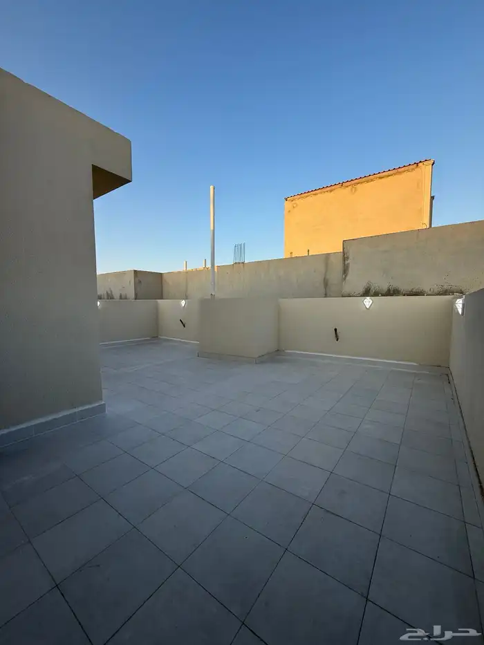 للبيع ارواف علويه بملحق وشقق ارضيه ببايكة سيارة ف حي الراقي 42