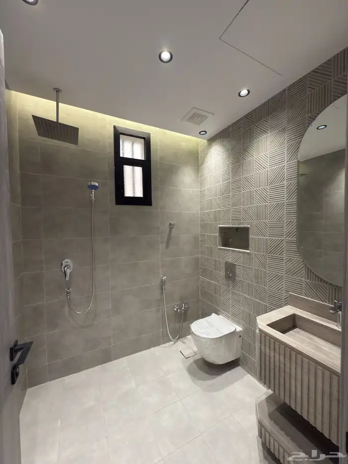 للبيع دور أرضي بتصميم روف 6 غرف خلف أسواق العثيم بالمحالة 24