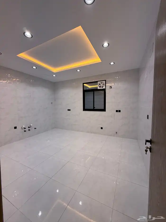 للبيع ارواف علويه بملحق وشقق ارضيه ببايكة سيارة ف حي الراقي 9