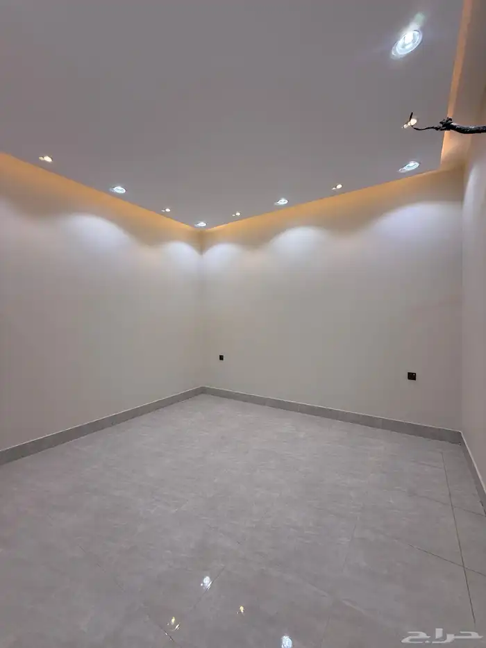 للبيع شقق ارضيه وشقق علويه ف ابها قرطبه مقابل مبني الاذاعه 35