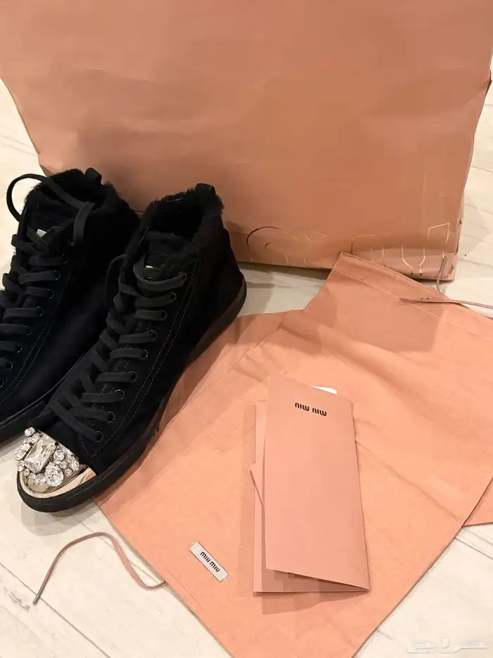 بوت شتوي من ماركة ميو ميو ( اصلي ) مقاس 39 ونص 3