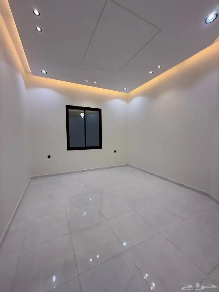 للبيع ارواف علويه بملحق وشقق ارضيه ببايكة سيارة ف حي الراقي 14