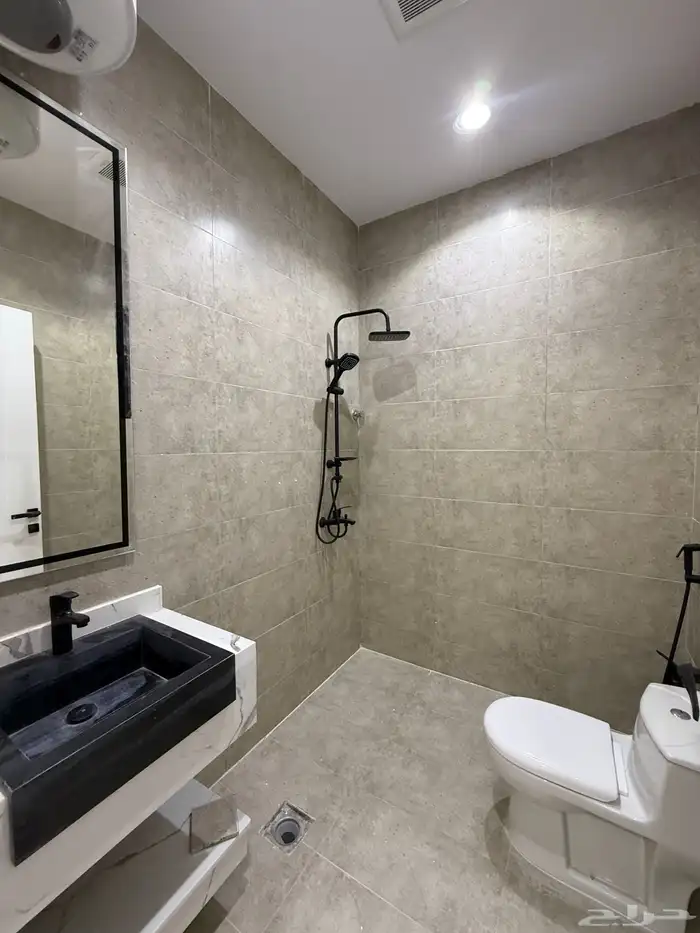 للبيع شقق ارضيه وشقق علويه ف ابها قرطبه مقابل مبني الاذاعه 38