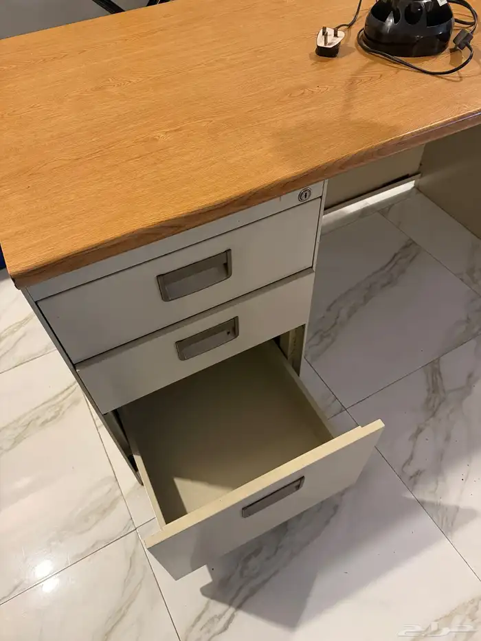 طاولة مكتبيه 2