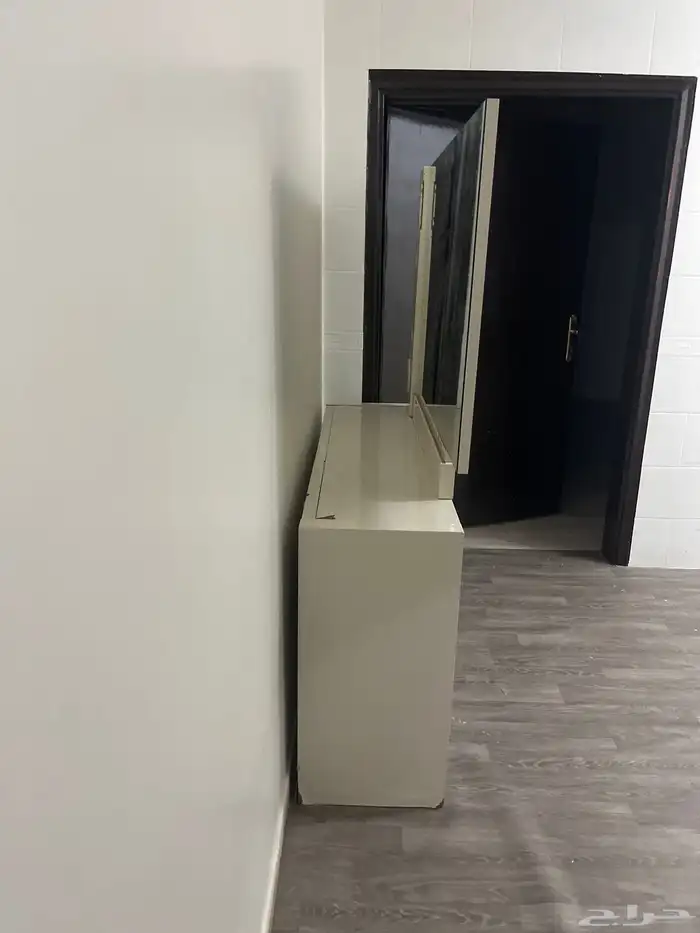 طاولت تسريحه بحاله جيده 1