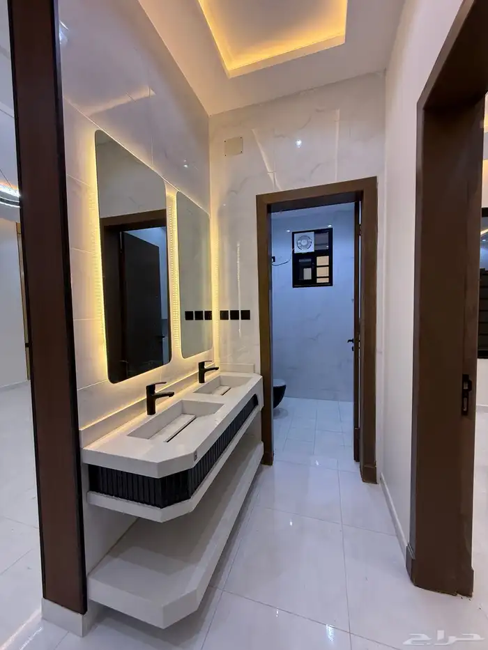 للبيع ارواف علويه بملحق وشقق ارضيه ببايكة سيارة ف حي الراقي 23