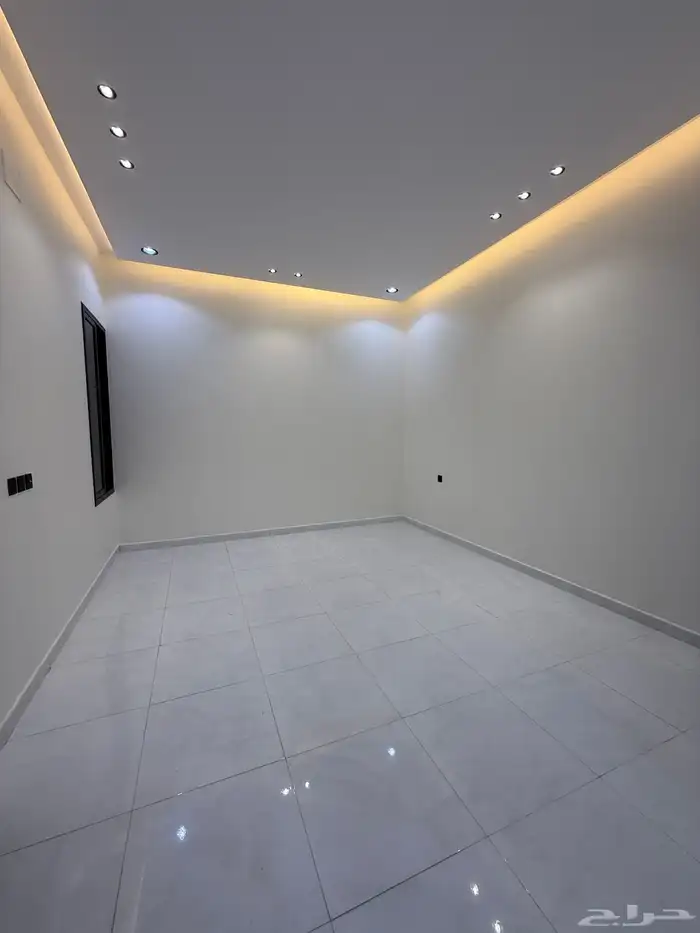 للبيع ارواف علويه بملحق وشقق ارضيه ببايكة سيارة ف حي الراقي 15