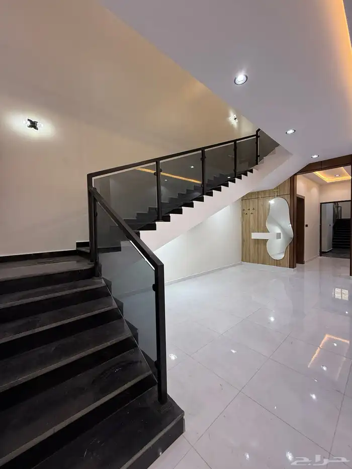 للبيع ارواف علويه بملحق وشقق ارضيه ببايكة سيارة ف حي الراقي 35