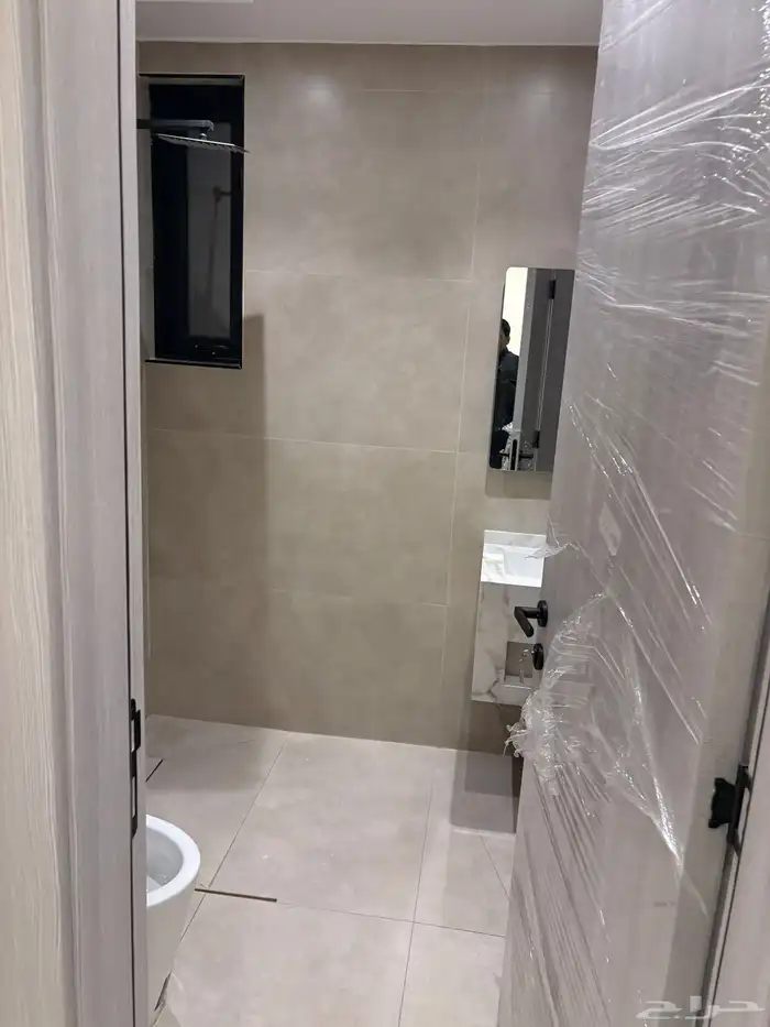 دور ارضي حي الروضه للايجار ويوجد شقتين فوق 2