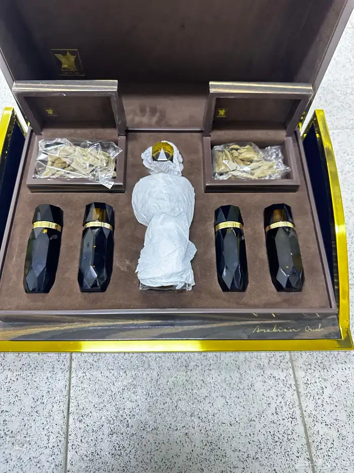 بشوت وهدايا اطقم طيب وعود وسيوف للبيع جملة او تفريد 42