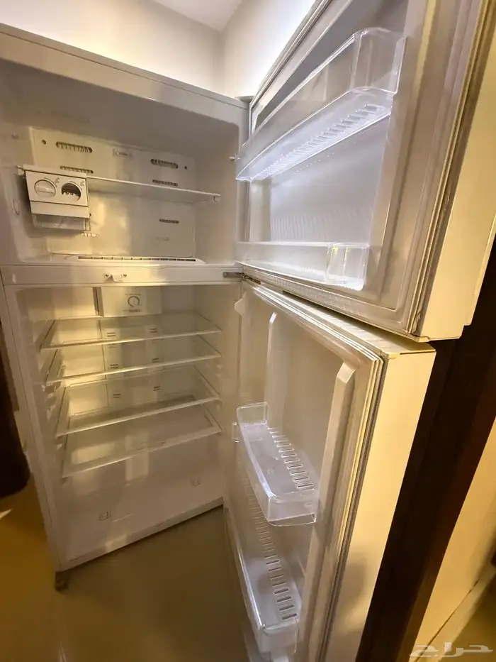 للبيع ثلاجه عطلانه من الكومبرسر تقريبا  18 قدم من شركه هام 1