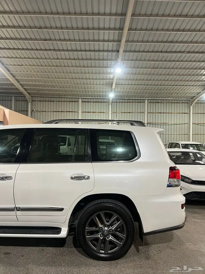 لكزس LX570 ممشى قليل 2015 وكاله نضيف ب الحيل 18