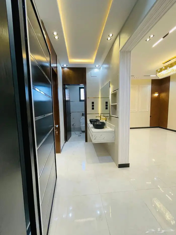 للبيع روف علوي مع ملحق درج خارجي فقط 9 غرف وسط جميع الخدمات 10