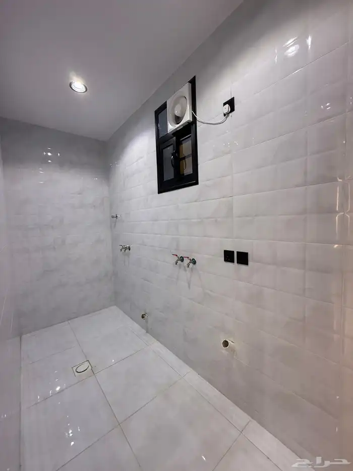 للبيع ارواف علويه بملحق وشقق ارضيه ببايكة سيارة ف حي الراقي 39