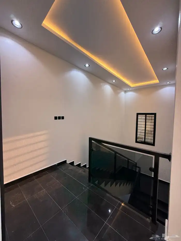 للبيع ارواف علويه بملحق وشقق ارضيه ببايكة سيارة ف حي الراقي 46