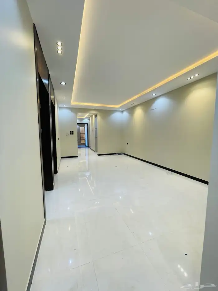 للبيع روف علوي مع ملحق درج خارجي فقط 9 غرف وسط جميع الخدمات 32