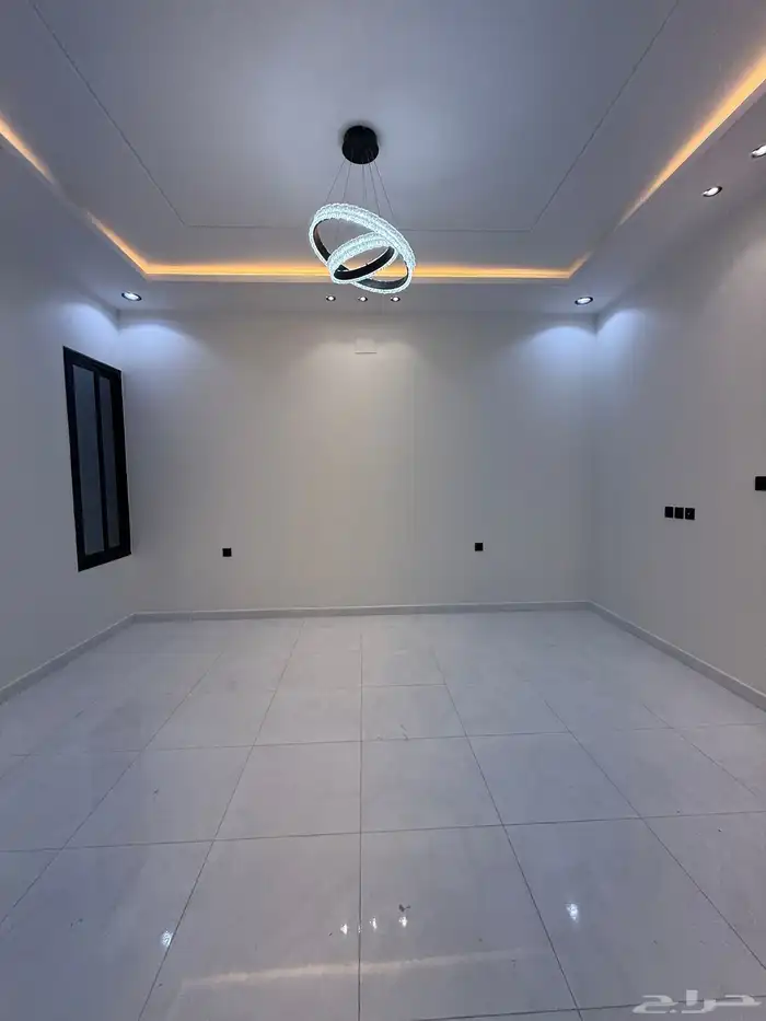 للبيع ارواف علويه بملحق وشقق ارضيه ببايكة سيارة ف حي الراقي 11