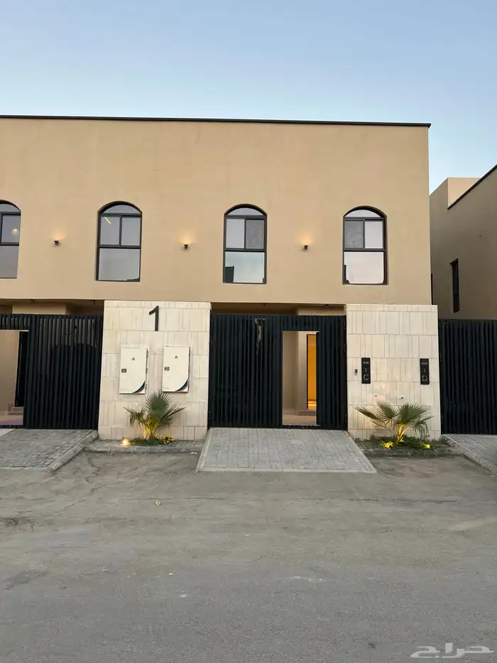 تون هاوس جديد للايجار في حي عكاظ 0