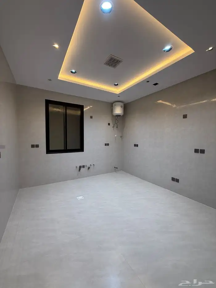 للبيع شقه علويه بمصعد جاهز وسطح خاص ف ابها حي الزهور 11