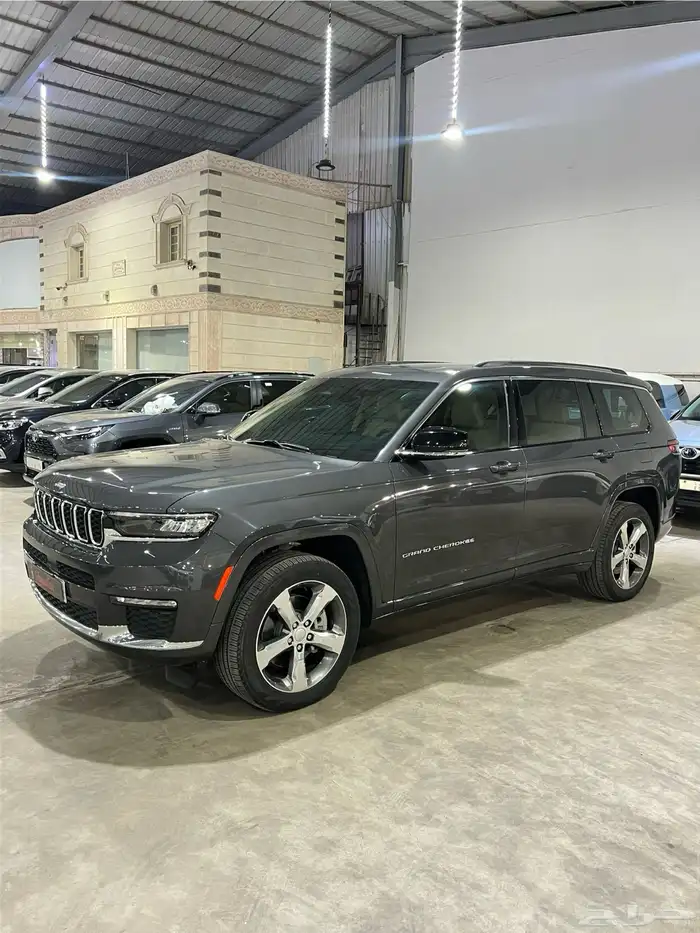 جيب جراند شيروكي 2022 ليمتد شبه جديد ( الوكيل بترومين ) 1