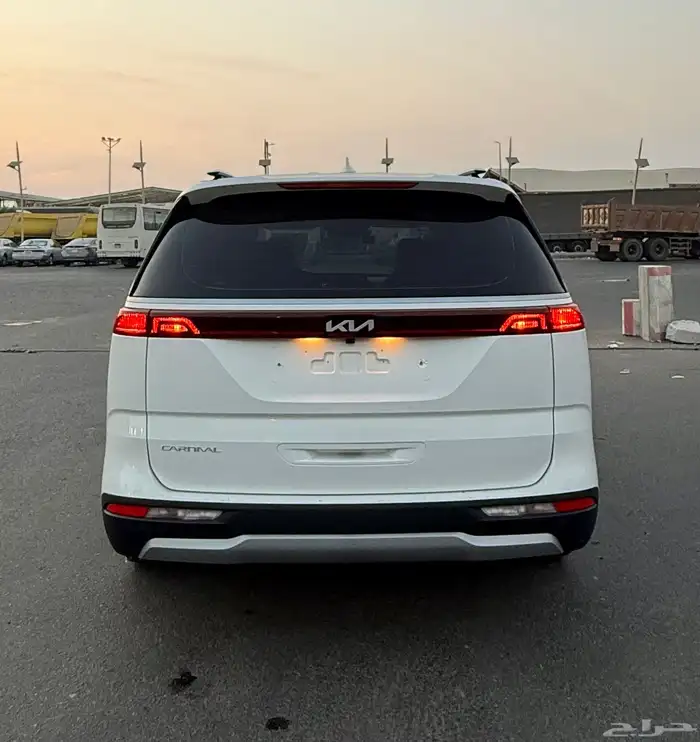 كيا كارنفال 2023 ( بنزين ) نص فل شبه جديدة 4