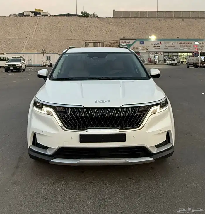 كيا كارنفال 2023 ( بنزين ) نص فل شبه جديدة 1