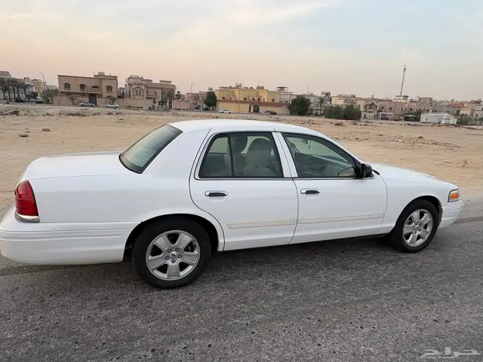 كراون فكتوريا موديل 2011 نظيف 3