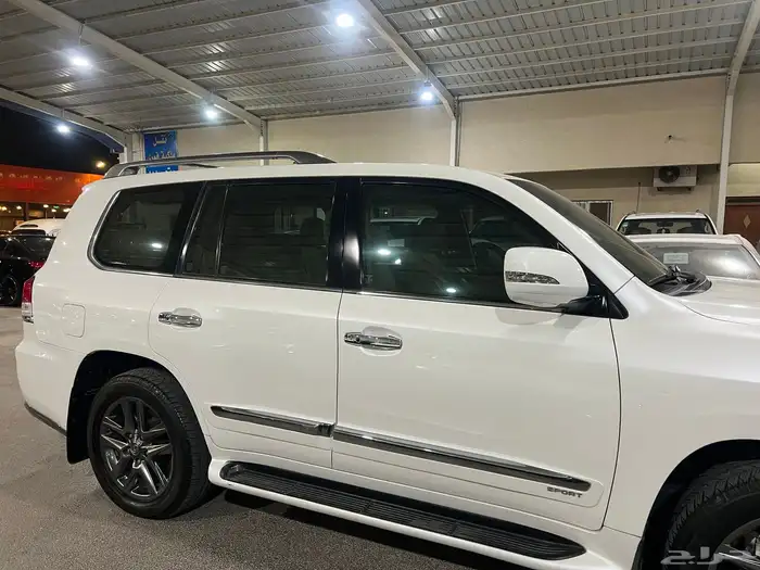 لكزس LX570 ممشى قليل 2015 وكاله نضيف ب الحيل 30