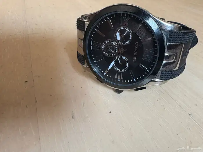 ساعة ماركة اللون اسود 0