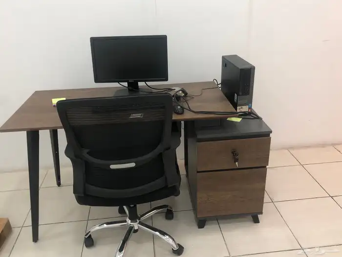 للبيع كمبيوتر وطاولة مكتبية وكرسي 0